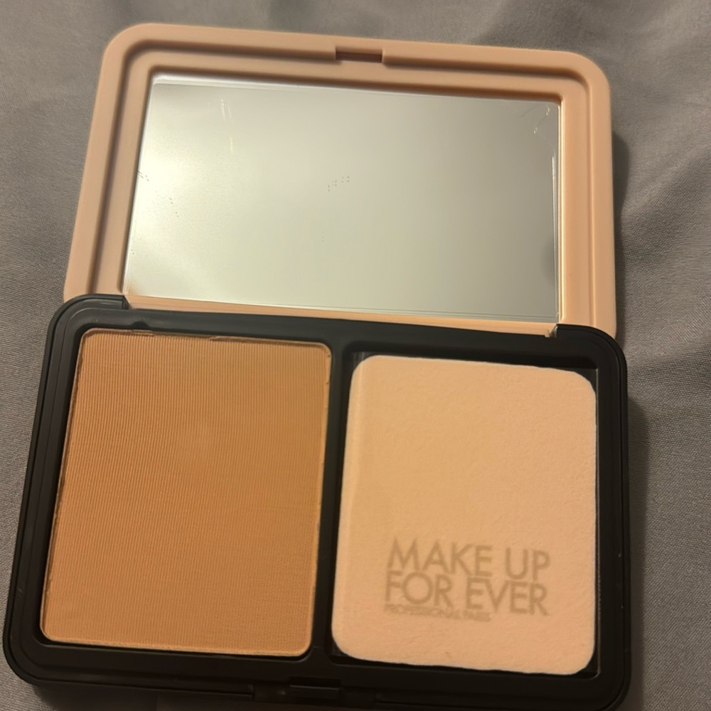 Make Up For Ever Foundation